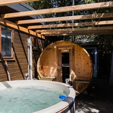 Сasa de vacaciones 78 M2 Luxe Bos Welness Private Barrelsauna And Hottub And Airco